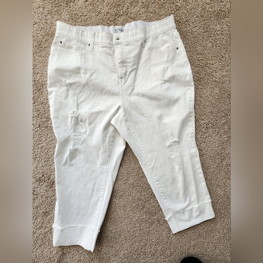 White Distressed Cropped Capris